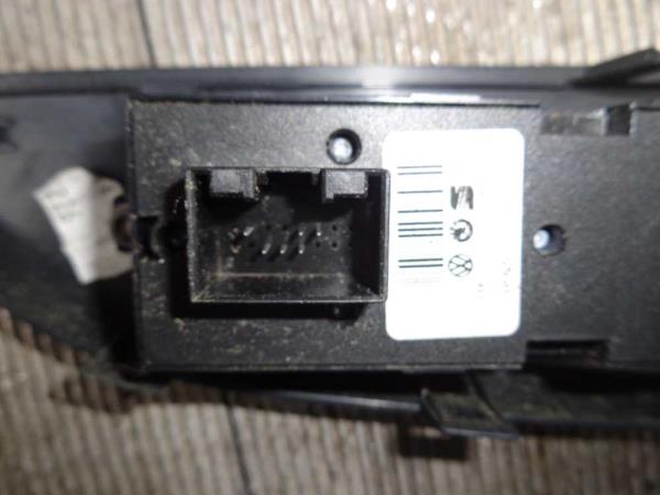 Commande/Bouton de lève-vitre SKODA/VW/SEAT/AUDI ( 2VITRES ) - Vue 3